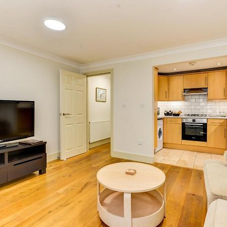 Redhill Town Centre Apartment By Livingo Exterior photo