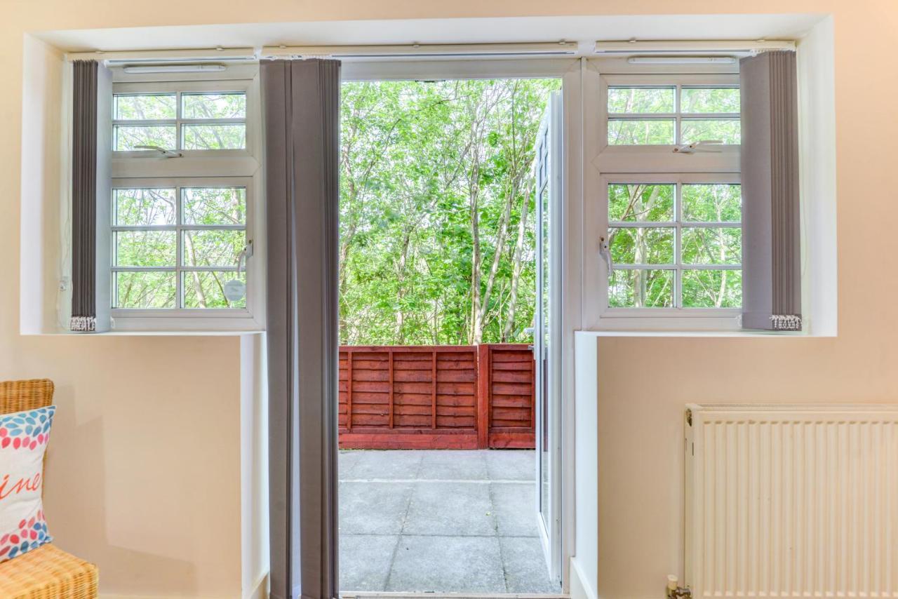 Redhill Town Centre Apartment By Livingo Exterior photo